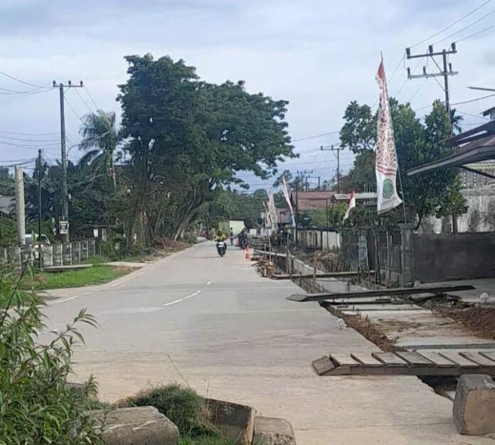 Pengerjaan drainase di Jalan Jelawat. (Shavira Ramadhanita/RadarKukar)