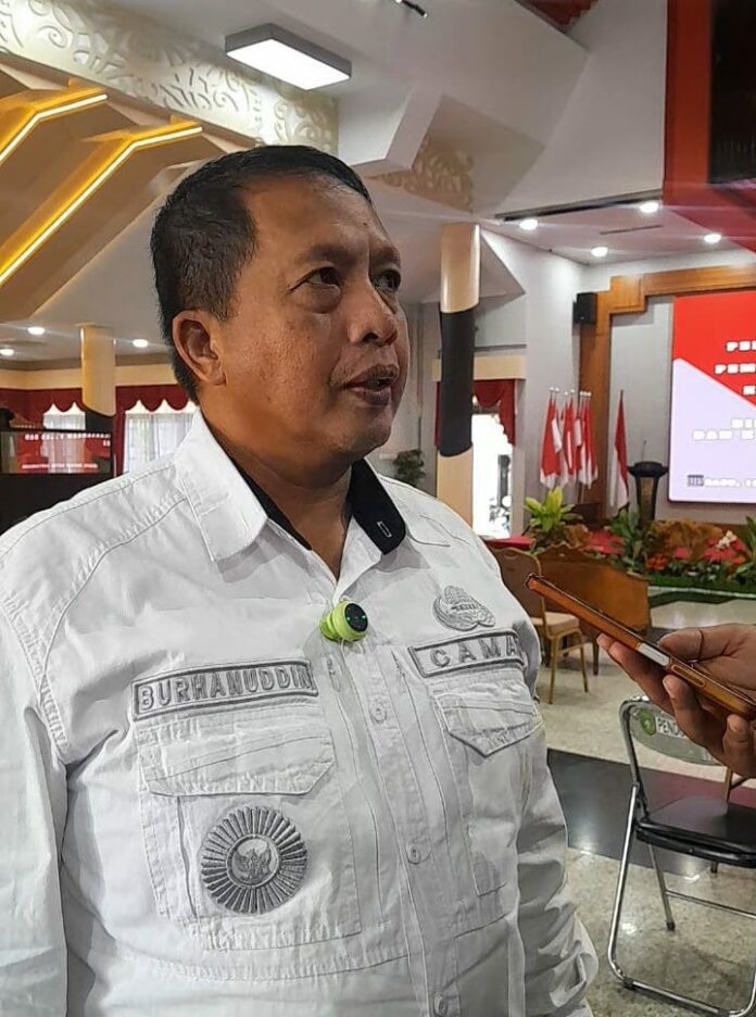 Camat Samboja Barat, Burhanuddin. (Shavira Ramadhanita/RadarKukar)
