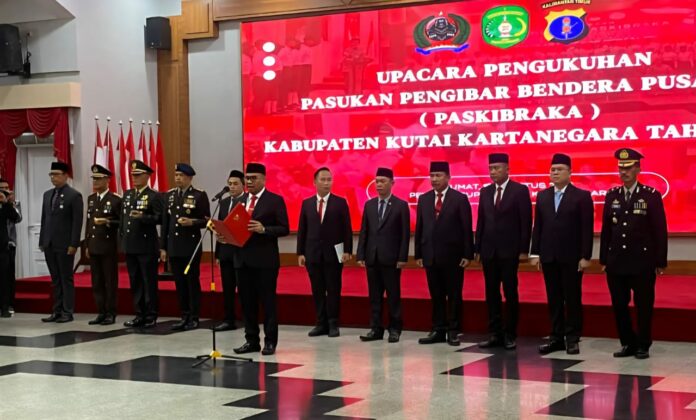 Pengukuhan anggota Paskibraka Kukar tahun 2025. (Shavira Ramadhanita/RadarKukar)