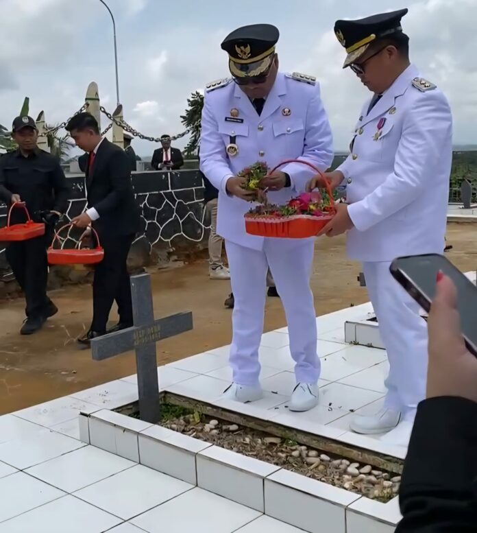 Bupati Kukar dan Wabup Kukar, Aulia Rahman dan Rendi Solihin ziarah ke TMP Bukit Biru. (Istimewa)