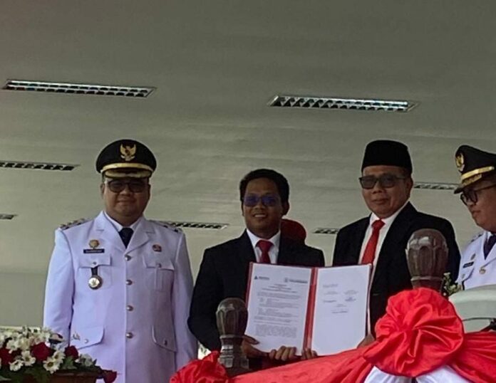 Penandatangan MoU antara PT ABN dan Perumda Tirta Mahakam. (Shavira Ramadhanita/RadarKukar)