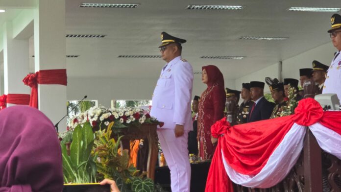 Bupati Kukar berikan apresiasi kepada personel Paskibraka. (Shavira Ramadhanita/RadarKukar)