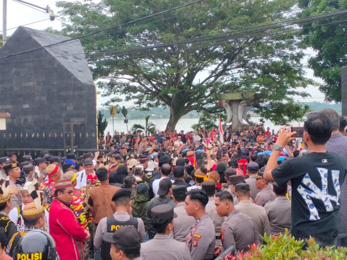 Aksi unjuk rasa oleh masyarakat adat di Kukar. (Istimewa)