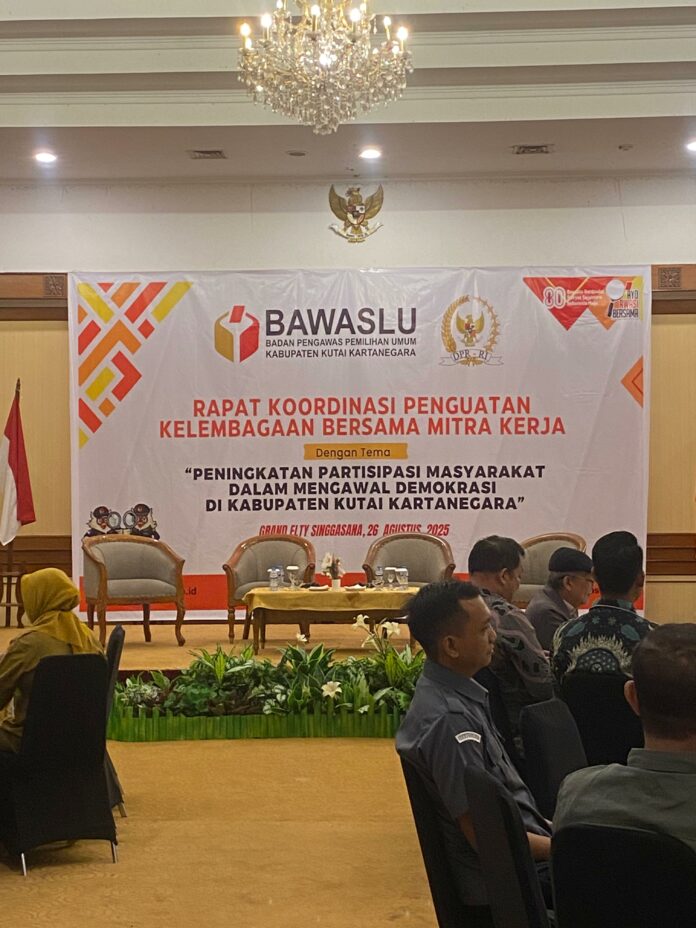 Rapat koordinasi penguatan kelembagaan bersama mitra kerja antara Pemkab Kukar dan Bawaslu. (Shavira Ramadhanita/ RadarKukar)