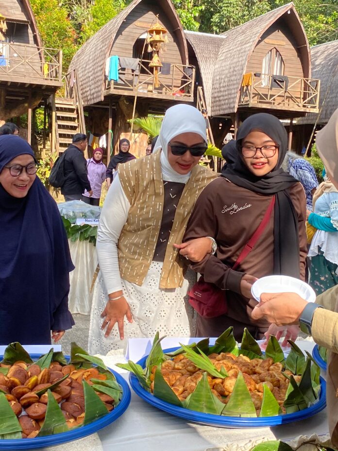 Ketua TP PKK Kukar saat mengunjungi Festival Lanjong Art di Ladaya. (Shavira Ramadhanita/RadarKukar)