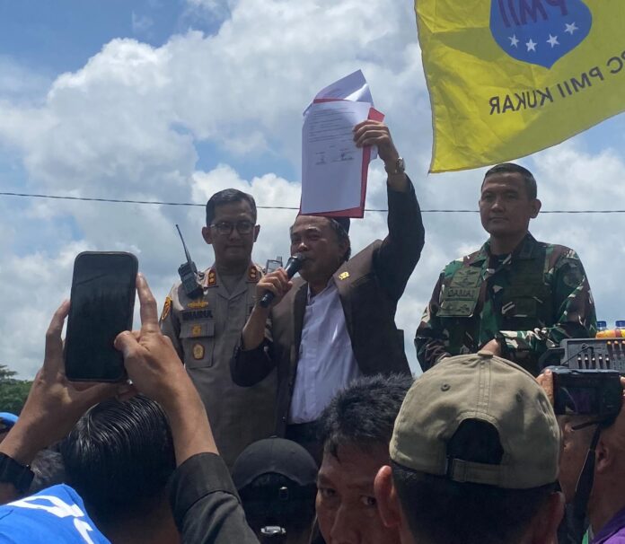 Aksi unjuk rasa di depan Kantor DPRD Kukar. (Shavira Ramadhanita/RadarKukar)