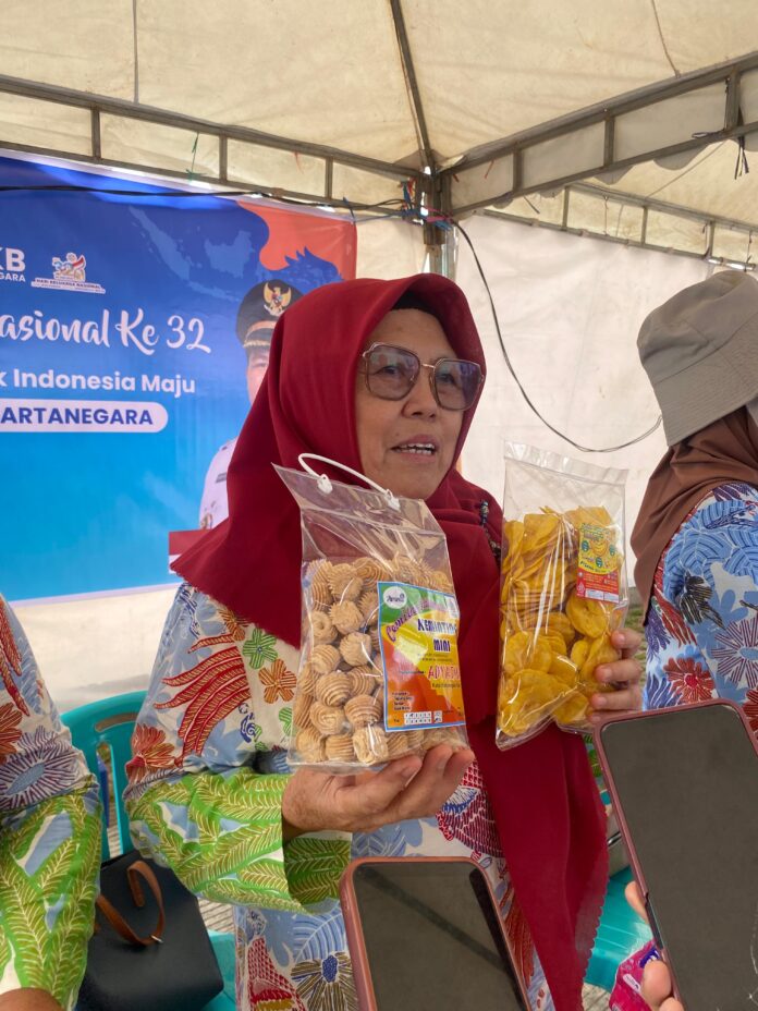 Ketua Asosiasi Kelompok UPPKA (AKU) Kukar, Hj. Eti Suprijanti,(Shavira Ramadhanita/RadarKukar)