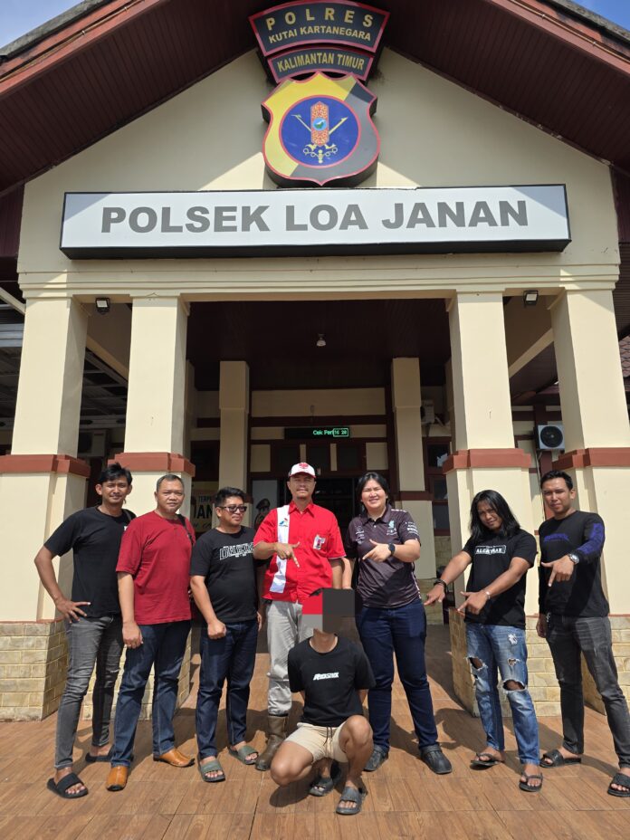 Polsek Loa Janan dan Polres Kukar yang berhasil menangkap pelaku penipuan di Barito Tengah. (istimewa)