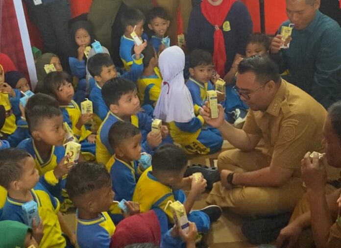 Bupati Kukar bersama Anak-anak TK Kebangsaan Putri Karang Melenu Minum Susu. (Shavira Ramadhanita/RadarKukar)