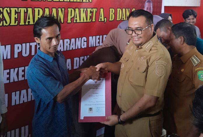 Bupati Kukar, dr Aulia Rahman Basri bagikan ijazah pendidikan kesetaraan. (Shavira Ramadhanita/RadarKukar)
