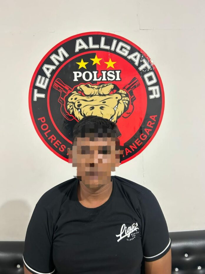 Foto : Pelaku AR dan sejumlah barang bukti. (Istimewa)