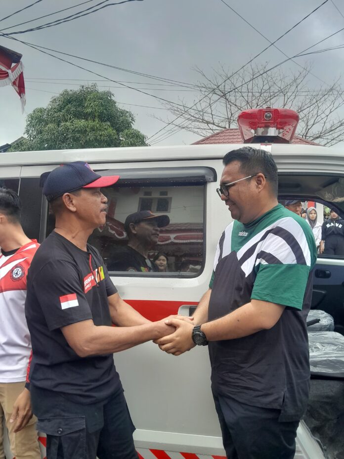 Penyerahan ambulans dari Bupati Kukar, Aulia Rahman Basri kepada Kelurahan Baru. (Shavira Ramadhanita/RadarKukar)