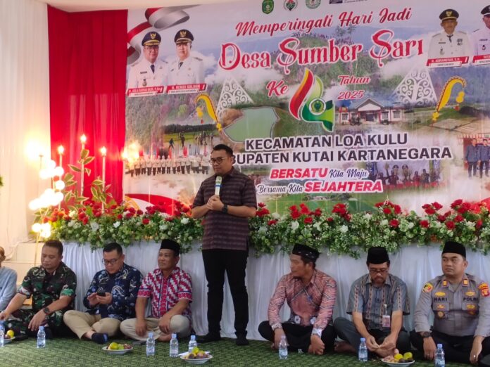 Bupati Kukar, dr Aulia Rahman Basri saat menghadiri Hari Jadi Desa Sumber Sari. (Shavira Ramadhanita/RadarKukar)