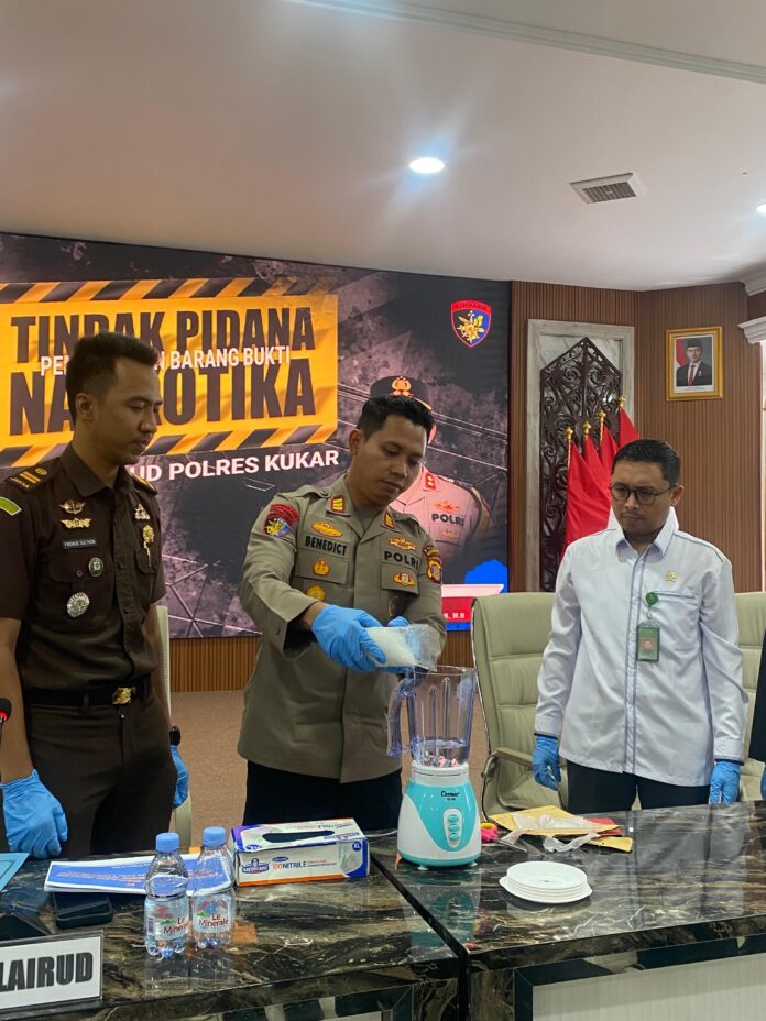 Pemusnahan barang bukti jenis sabu-sabu di Polres Kukar. (Shavira Ramadhanita/RadarKukar)