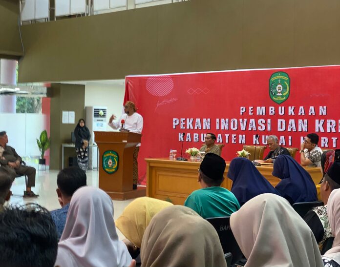 Bupati Kukar resmi membuka dan menyerahkan penghargaan Pekan Inovasi dan Kreativitas Kabupaten Kukar Tahun 2025. (Shavira Ramadhanita/RadarKukar)