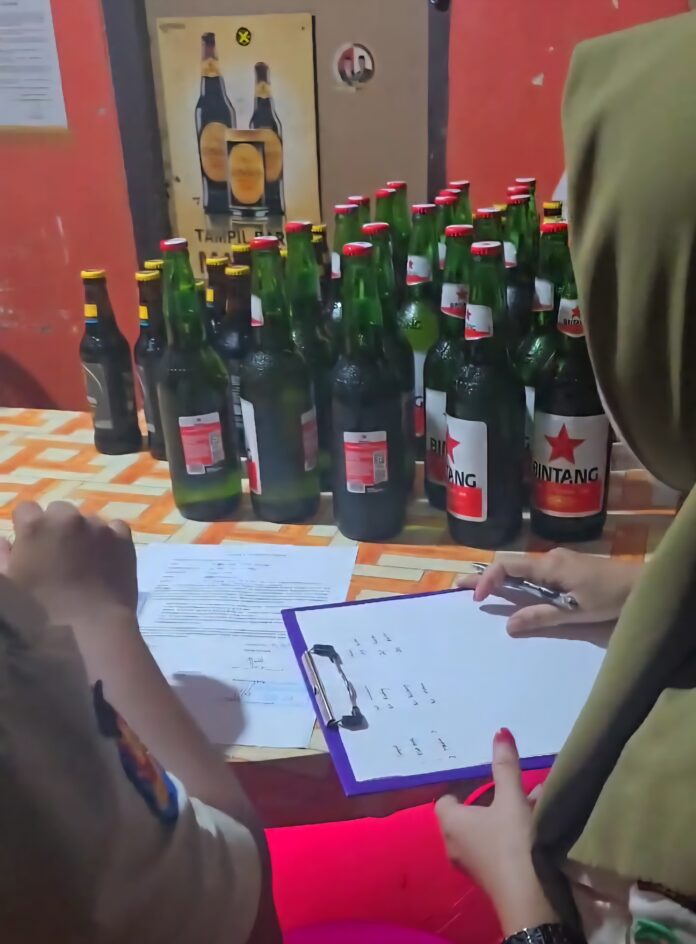 Satpol PP Kukar sita ratusan Botol miras ilegal di Desa Santan Ulu. (Istimewa)