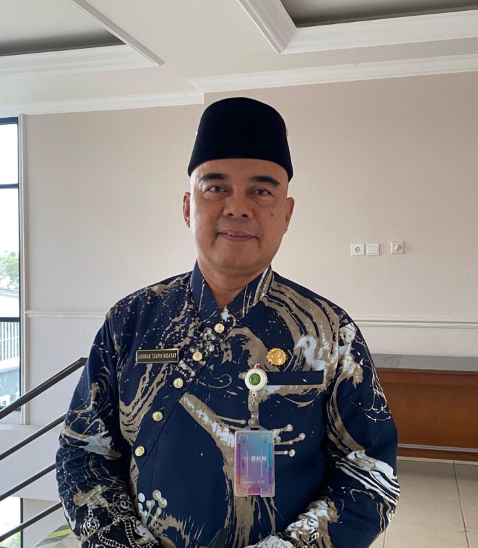 Asisten I Setkab Kukar, Akhmad Taufik Hidayat menyambut kunjungan Kompolnas di Kukar. (Shavira Ramadhanita/RadarKukar)