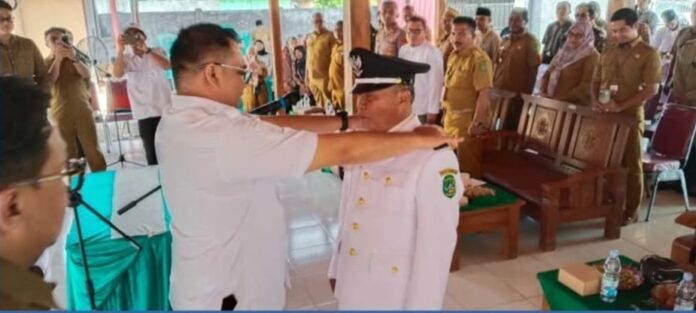 Pelantikan Kepala Desa (Kades) Antar Waktu Desa Manunggal Jaya, Dirjam MS, untuk sisa masa jabatan periode 2019-2027. (Istimewa)