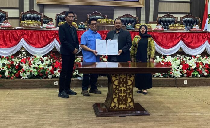 Pengesahan APBD-P Kukar Tahun 2025. (Shavira Ramadhanita/RadarKukar)