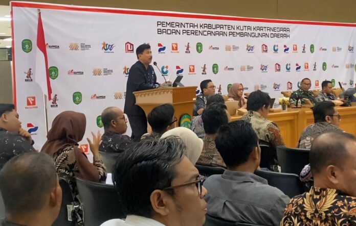 Sekkab Kukar Hadiri Sosialisasi Tim Percepatan Daerah di Bappeda Kukar. (Shavira Ramadhanita/RadarKukar)