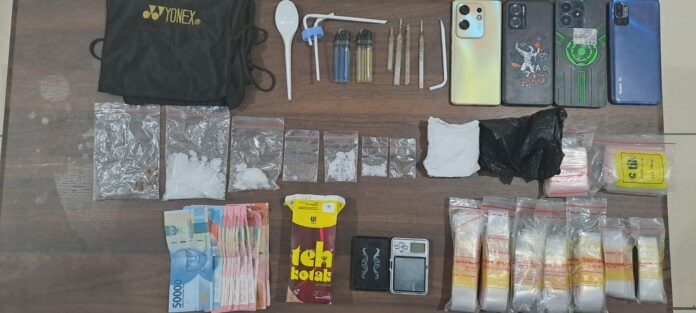 Satresnarkoba Polres Kukar amankan dua orang pelaku beserta barang bukti sabu-sabu. (Istimewa)