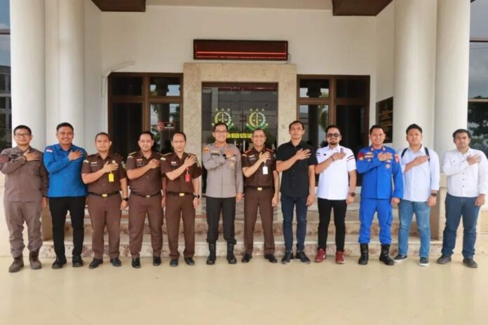 Kapolres Kukar jalin silaturahmi ke Kejaksaan Negeri Kukar. (Istimewa)
