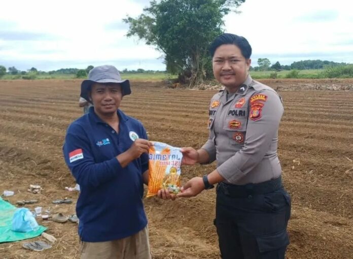 Polsek Muara Kaman secara simbolis memberikan bantuan sektor pertanian di Muara Kaman. (Istimewa)