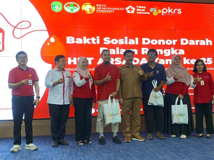 Sekkab Kukar bersama ARSADA dalam sebuah kegiatan bakti sosial Donor Darah Parikesit. (Shavira Ramadhanita/ RadarKukar)