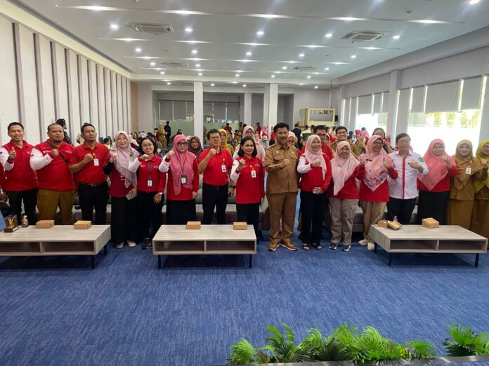 Sekkab Kukar apresiasi komunitas donor darah, Red Hero Parikesit. (Shavira Ramadhanita/ RadarKukar)