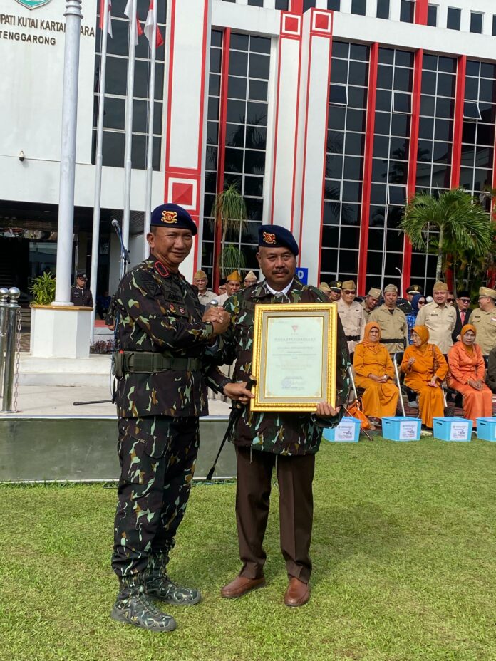 Penyerahan piagam penghargaan warga kehormatan kepada Edi Damansyah. (Shavira Ramadhanita/RadarKukar)