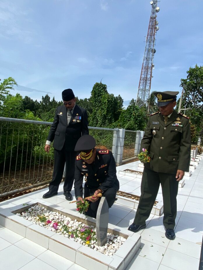Tabur bunga makam pahlawan di TMP Bukit Biru. (Shavira Ramadhanita/RadarKukar)