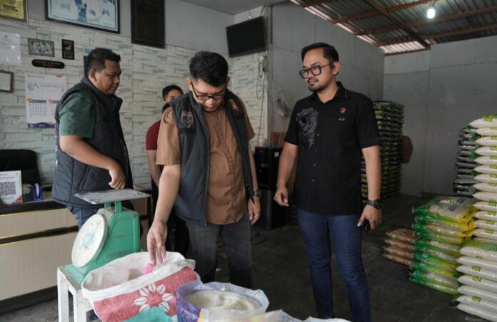 Satgas Pangan Kukar sedang mengecek harga pangan di Pasar Mangkurawang. (Istimewa)