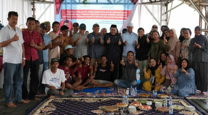 Ketua DPRD Kukar, Ahmad Yani, bersama nelayan Anggana. (Istimewa)
