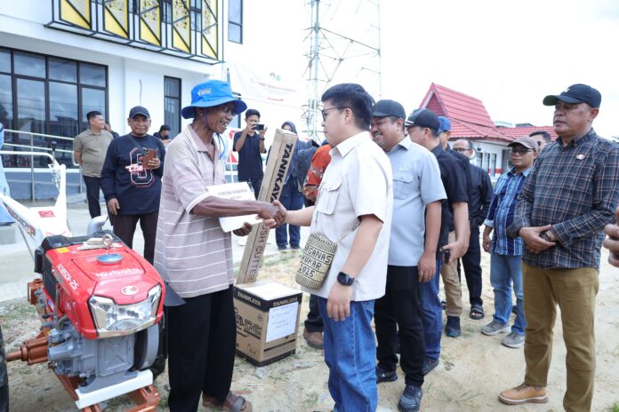Penyerahan bantuan dari Wabup Kukar, Rendi Solihin, di Kecamatan Samboja. (Istimewa)