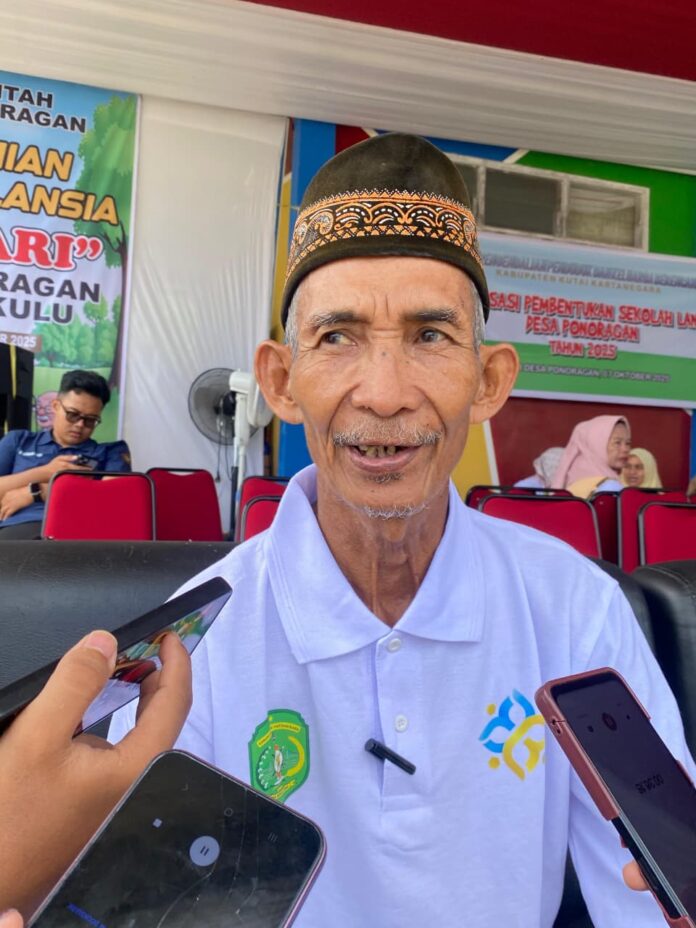 Kepala Desa Ponoragan, Sarmin. (Shavira Ramadhanita/RadarKukar)