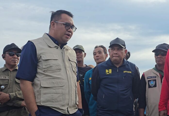 Bupati Kukar, dr Aulia Rahman Basri, saat meninjau kondisi irigasi di Rapak Rabau, Kelurahan Loa Ipuh. (Dokumentasi RadarKukar)