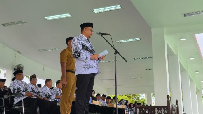 Peringatan Hari Guru Nasional (HGN) ke-80 di Halaman Kantor Bupati Kukar. (Dokumentasi RadarKukar)