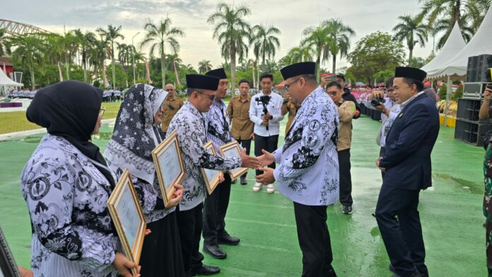 Peringatan Hari Guru Nasional (HGN) ke-80 di Halaman Kantor Bupati Kukar. (Dokumentasi RadarKukar)