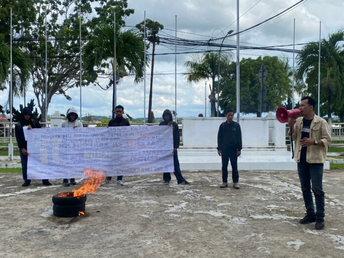 Aksi unjuk rasa oleh APPK-Kaltim terkait penggunaan dana hibah PSU Kukar tahun 2025 oleh KPU Kukar. (Shavira Ramadhanita/RadarKukar)