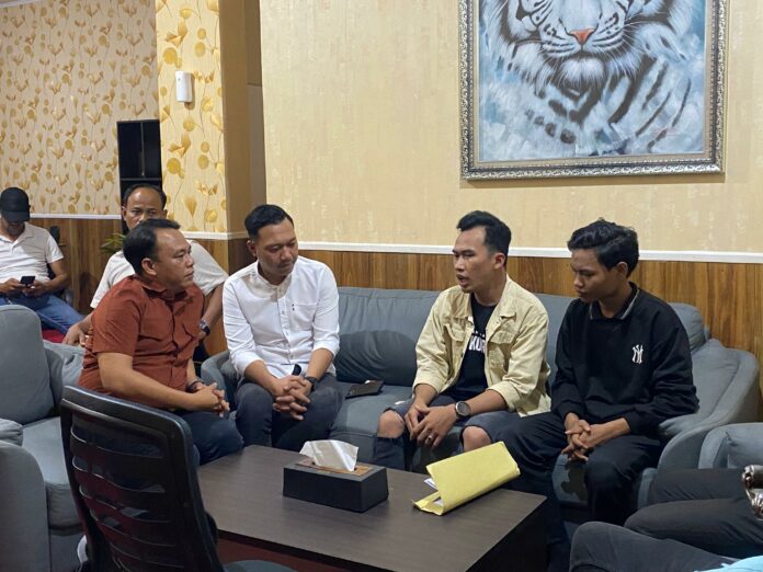 Ketua KPU Kukar, Muhammad Rahman, saat menerima kedatangan peserta unjuk rasa. (Shavira Ramadhanita/Radar Kukar)