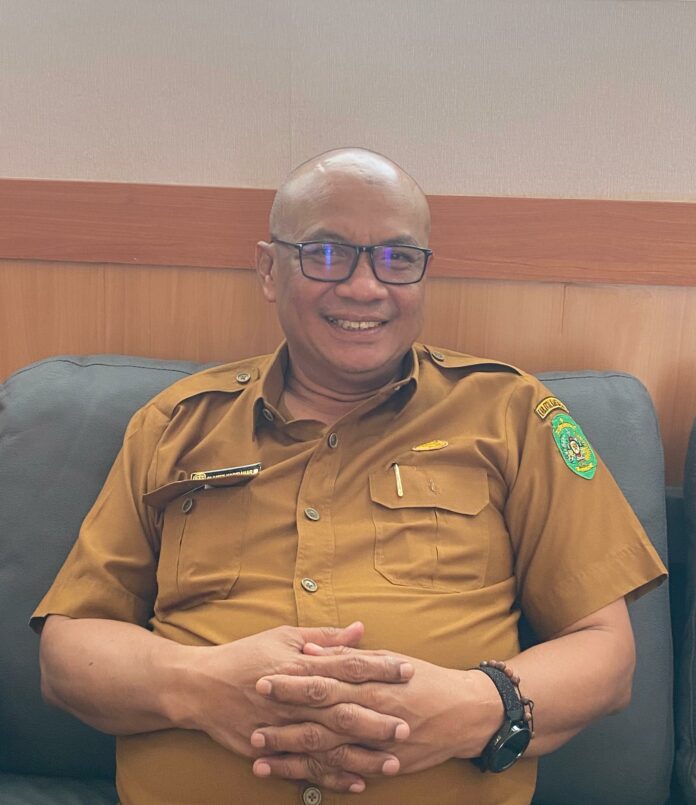 Kepala Dinas DLHK Kukar, Slamet Hadiraharjo. (Shavira Ramadhanita/RadarKukar)