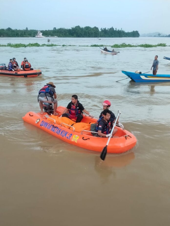 Korban tenggelam di perairan Desa Separi Kampung berhasil dievakuasi tim gabungan. (Istimewa)