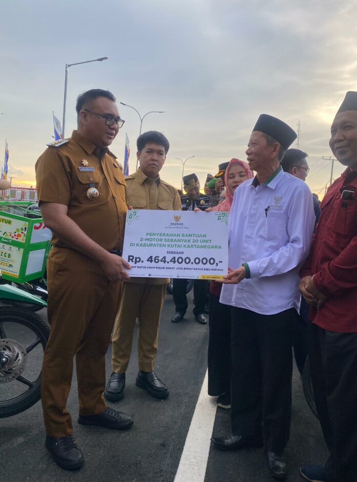 Bupati Kukar, dr Aulia Rahman Basri, serahkan 20 unit motor gerobak kepada para pelaku UMKM. (Shavira Ramadhanita/RadarKukar)