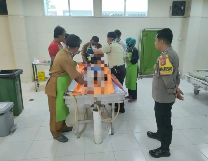 Evakuasi jenazah perempuan di Desa Sumber Rejo. (Istimewa)