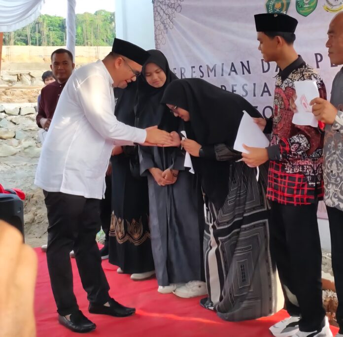 Penyerahan rumah hunian kepada peraih Juara 1 MTQ Nasional asal Kukar. (Shavira Ramadhanita/RadarKukar)