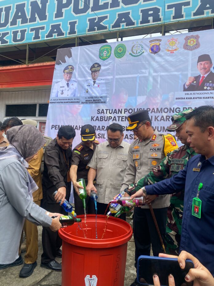 Pemusnahan barang bukti minuman keras (miras) hasil Operasi Yustisi tahun 2025. (Shavira Ramadhanita/RadarKukar)