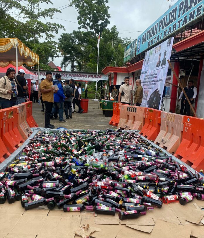 Pemusnahan miras oleh Satpol PP Kukar. (Shavira Ramadhanita/RadarKukar)