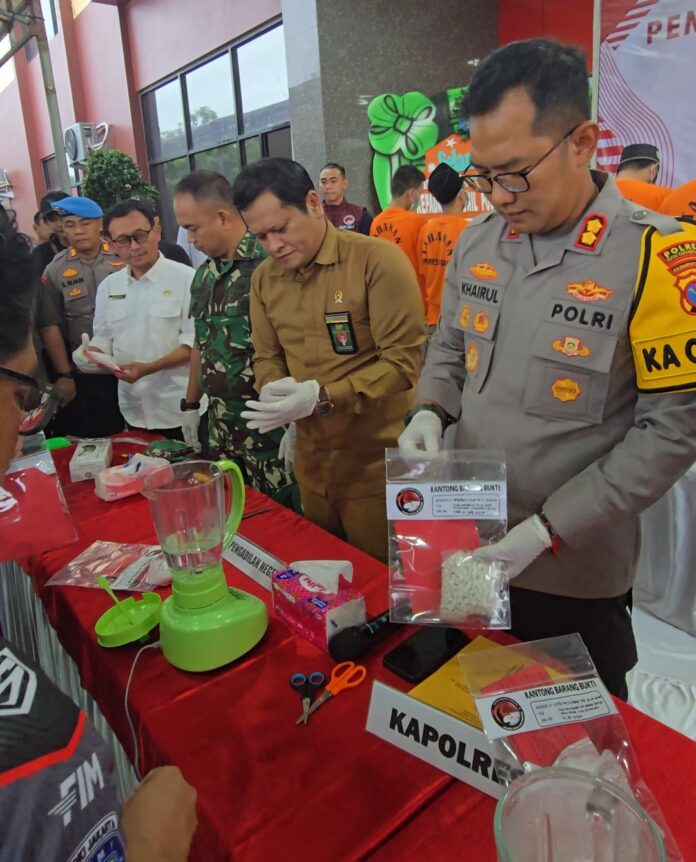 Pemusnahan miras dan sabu di Lobi Mapolres Kukar. (Shavira Ramadhanita/RadarKukar)