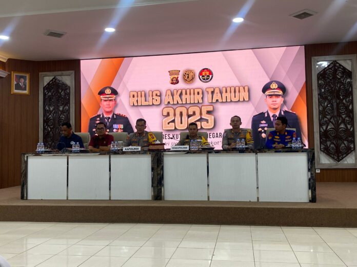 Rilis Akhir Tahun 2025 di Polres Kukar. (Shavira Ramadhanita/RadarKukar)