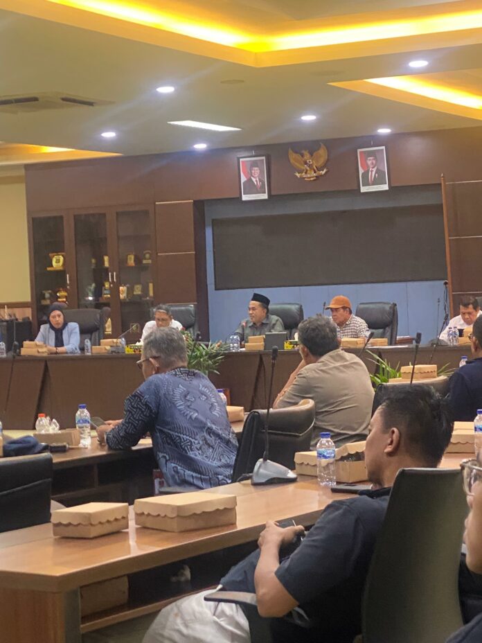 Rapat Dengar Pendapat antara DPRD Kukar dengan forum kontraktor. (Shavira Ramadhanita/RadarKukar)
